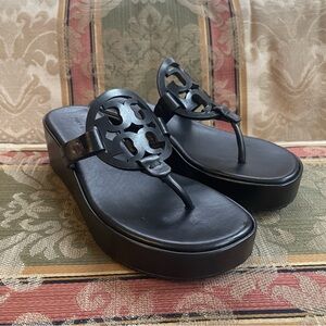 Tory Burch MILLER WEDGE SANDAL. Size 5 Women
N13-14